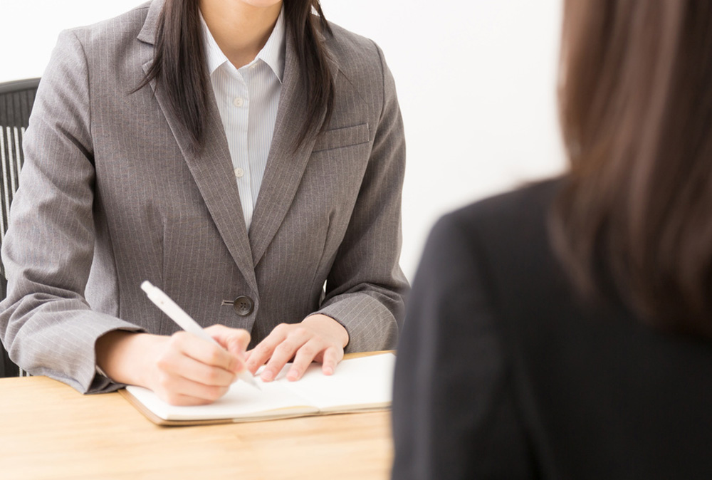 就職活動をする女性