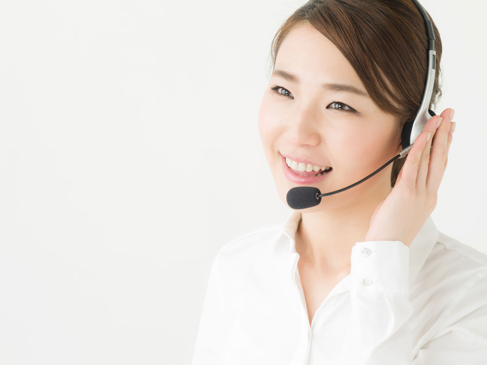 国際電話にでる女性