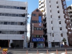 １号線、京阪関目駅の向かいにある、三角屋根の建物３階です。