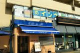 阪堺電車大小路駅近くの紀陽銀行さんの向かいにあるビルの２階にあります。