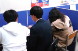 個別ブースでは二人の生徒に一人の講師がついて、わかるまで、できるまで丁寧に指導します。