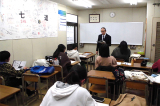 クラス指導の教室です。壁には中３生の寄せ書きがあります。