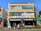１Fはスキーショップのナゲートさんです。イングへは建物右手の階段から３Ｆにお上がりください。